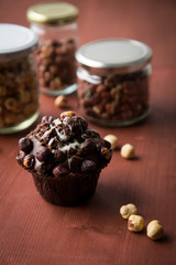 Haselnuss Muffin und Nüsse in Glas auf Holz Tisch Hintergrund