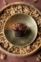 Walnuss Muffin in gold Messing Metall und Holz Schale mit Nüsse auf Holz Tisch Hintergrund