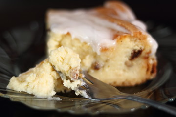 Cheesecake with raisins and sugar icing