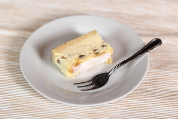 Cheesecake with raisins and sugar icing