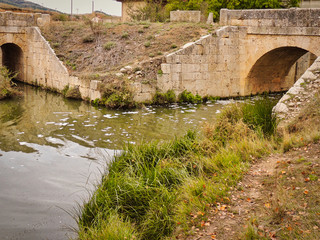 Fototapeta na wymiar Canal de Castilla, Palencia. Puente, reflejos