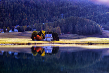 Fototapeta premium Mountain lake panorama with mountains reflection. Idyllic look. Autumn forest. Silvaplana Lake, Switzerland
