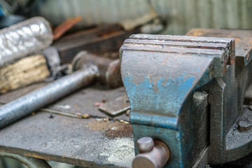 Workpiece vise, on the repair table