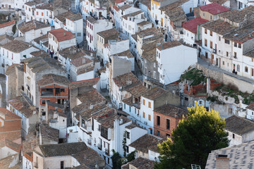 Obraz premium Vista parcial de las casas y tejados del bello pueblo de Alcalá del Júcar, en la provincia de Albacete. Castilla La Mancha. España