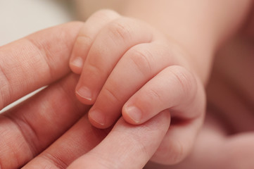 Obraz na płótnie Canvas Little hand of newborn