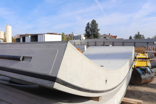 Voussoirs de tunnel en b&eacute;ton arm&eacute; - ou claveaux - sur le chantier de prolongation de la ligne B du m&eacute;tro de Lyon