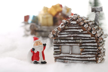クリスマスプレゼントと木の荷馬車