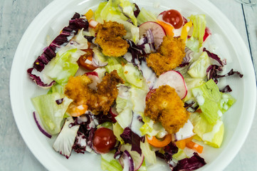 fritierte Garnelen mit Salat