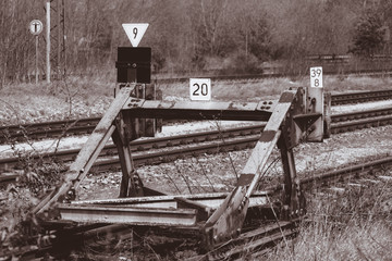 Fototapeta na wymiar Am Gleisabschluss des stillgelten Gleis steht ein Prellbock