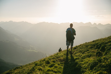 wanderer läuft in Sonnenuntergang