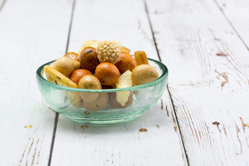 Aperitivo Japonés de cacahuetes rebozados y galletitas