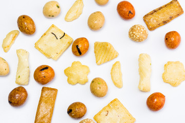 Aperitivo Japonés de cacahuetes rebozados y galletitas