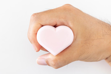 Obraz premium ハートを持つ男性の手