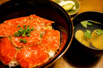 新潟のブランド牛、村上牛レアステーキ丼