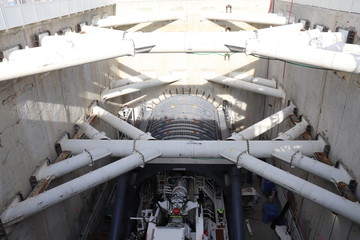 Tunnelier de creusement dans son puits d'attaque sur le chantier de prolongation de la ligne B du métro de Lyon