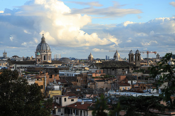 Fototapeta na wymiar Vista panoramica de la ciudad de Roma, Italia. Se distingue la cúpula de la basílica de San Pedro