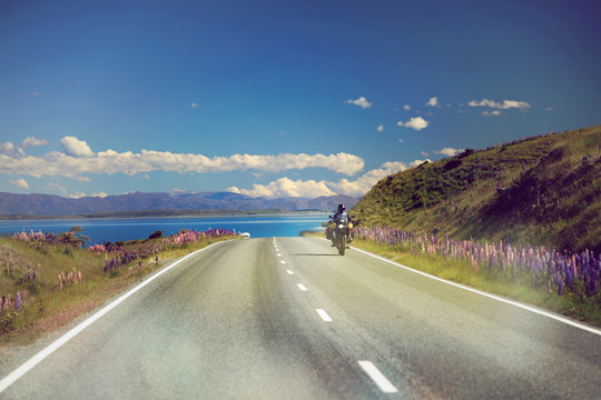 Motorradfahrer am Lake Pukaki in Neuseeland