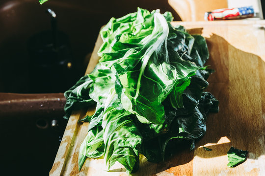 Blettes en cours de pr&eacute;paration dans la cuisine