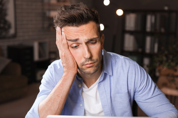 Obraz premium Tired man trying to meet deadline in office