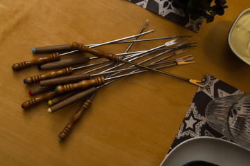 Fonduegabeln auf Tisch | Fondue forks on table