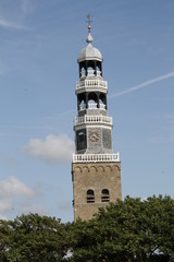 der schiefe Kirchturm von Hindeloopen in den Niederlanden - 299756393