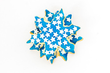 blaue Sterne (Kekse) liegt auf weißem Hintergrund