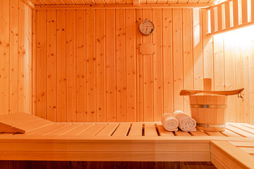 eine kleinen Sauna mit Eimer, Kelle und Handtücher