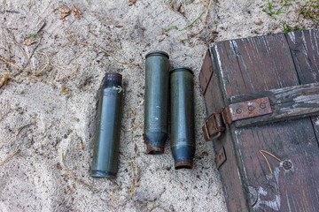 alte benutzte Munition und eine alte Munitionskiste aus Holz
