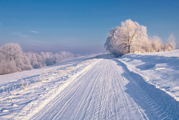 zima osnieżona śliska droga w dal