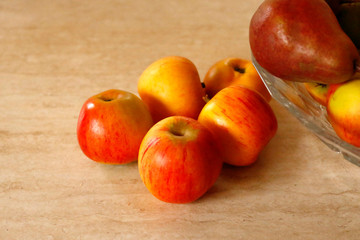 Fototapeta na wymiar Pommes et les autres fruits