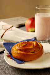 Brioche et yaourt pour petit déjeuner