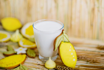 Gingerbread cookies lemon with milk