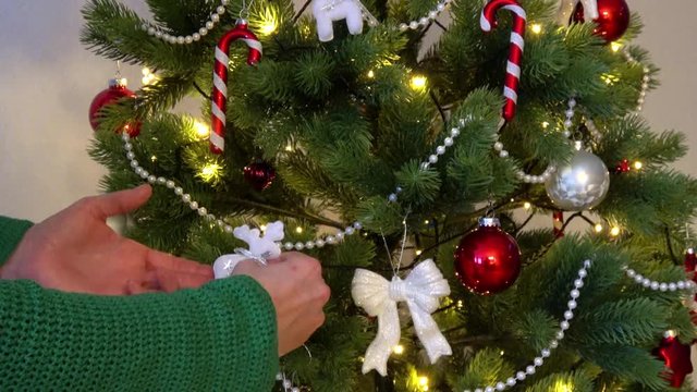 ein sch&ouml;ner Weihnachtsbaum wird geschm&uuml;ckt	