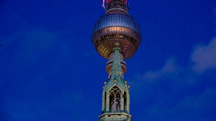 Berlin Fernsehturm hinter dem Turm der Marienkirche, bei Nacht © Omm-on-tour
