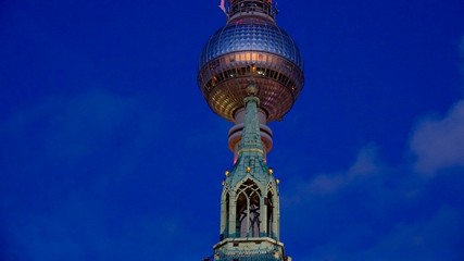 Berlin Fernsehturm hinter dem Turm der Marienkirche, bei Nacht © Omm-on-tour