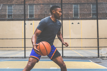 Naklejka premium Basketball player training on a court in New york city
