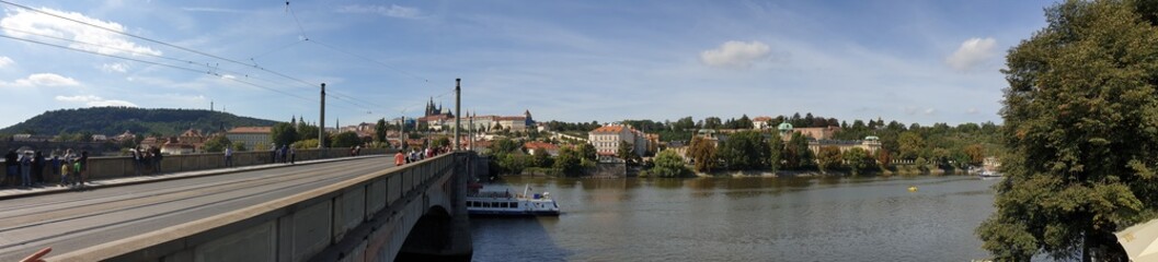 Fototapeta na wymiar Panorama Prag - Brücke mit Moldau