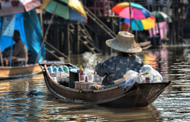 Obraz premium Damnoen Saduak Floating Market old way of life culture in the past that is famous place a great tourist attraction visiting by boat at Ratchaburi province Thailand