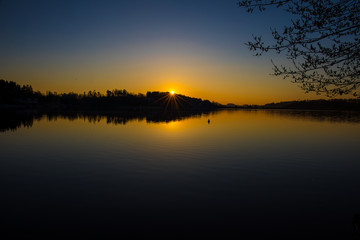 Fototapeta na wymiar Blaue Stunde und Sonnenaufgang am Untreusee