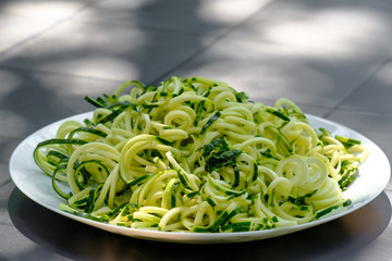 Gesunde Zucchini-Nudeln (low-carb) aut Teller