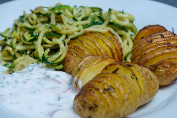 Gesunde Zucchini-Nudeln (low-carb) mit Ofenkartoffeln auf Teller