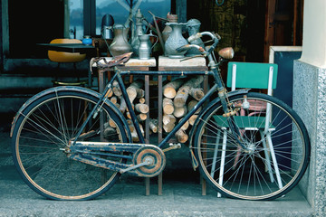 Plakat vintage old bicycle in the street 