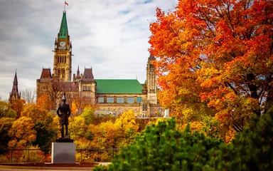 Fototapete Kanada Öffentliche Statue mit Blick auf den Parliament Hill im Herbst in Ottawa, Ontario