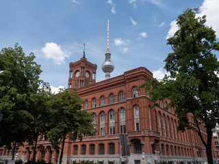 Fernsehturm und rotes Rathaus in Berlin