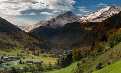 Naklejka premium Alpen an sonnigen Tagen. Österreichische Alpen, Grenze zwischen Deutschland und Österreich