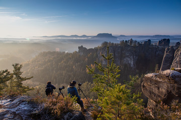 Obraz premium Fotografen im Elbsandsteingebirge zum Sonnenaufgang