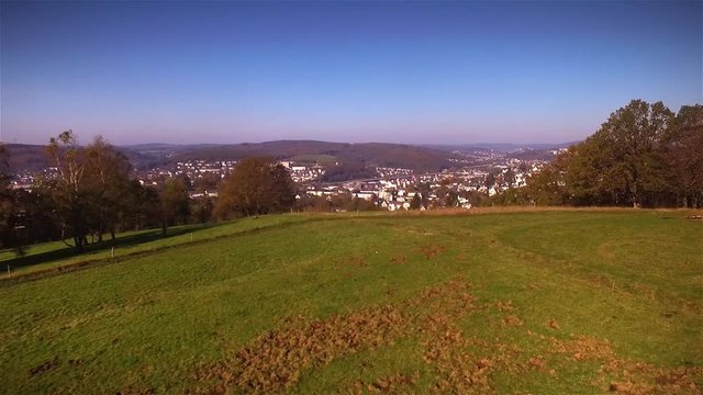 Kamerafahrt aufziehend Stadt Siegen Luftaufnahme
