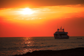 Obraz premium ship at sunset