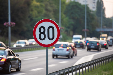 80km/h Speed limit sign a highway full of cars