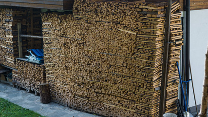 Brennholz gelagert gehacktes Holz